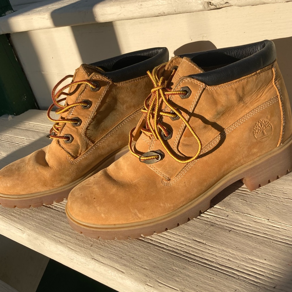 Womens TIMBERLAND boots ! Size 7-7.5- classic style for work or fashion!